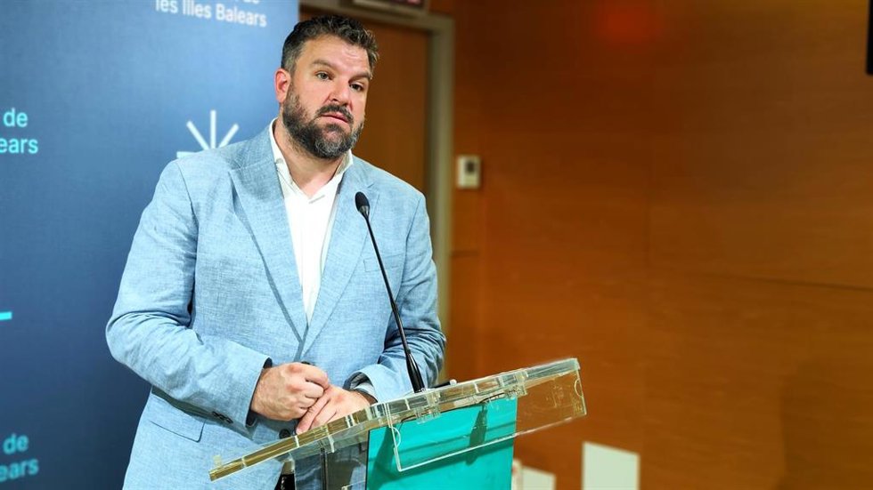 Archivo - El coordinador y portavoz en el Parlament de MÉS per Mallorca, Lluís Apesteguia, en una rueda de prensa.