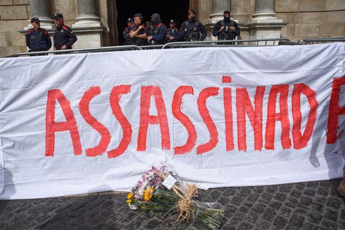Una pancarta durante una concentración en Barcelona, en protesta por la muerte de una cocinera a manos de un interno en una cárcel catalana.