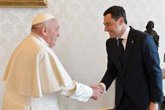 Foto: Juanma Moreno invita al Papa a visitar Andalucía, aunque dependerá de su "agenda o estado de salud": "Lo he visto bien"
