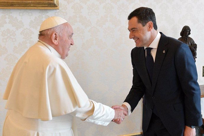 El presidente de la Junta de Andalucía, Juanma Moreno, es recibido en audiencia por el Papa Francisco, este jueves, en el Vaticano