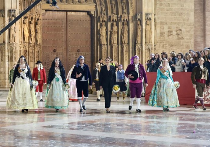 L'alcaldessa de Valncia, María José Catalá, durant la seua participació a l'ofrena de les Falles 2024.