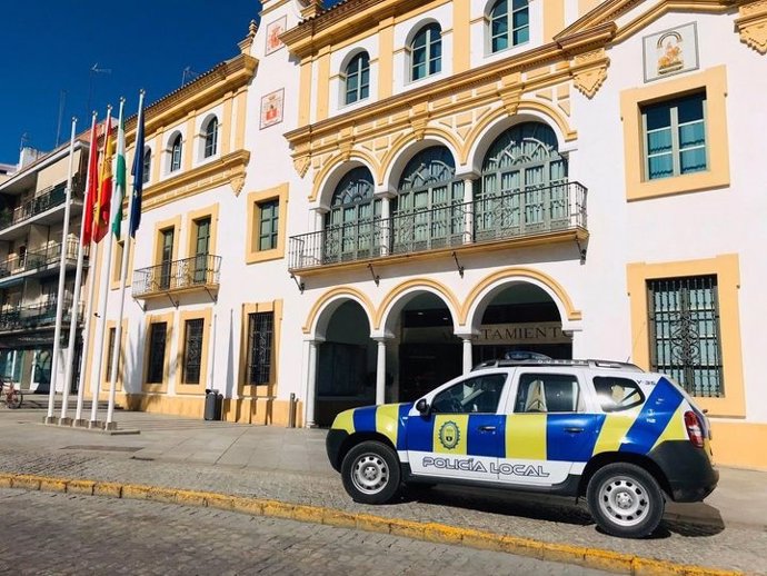 Archivo - Coche patrulla de la Policía Local ante el Ayuntamiento de Dos Hermanas