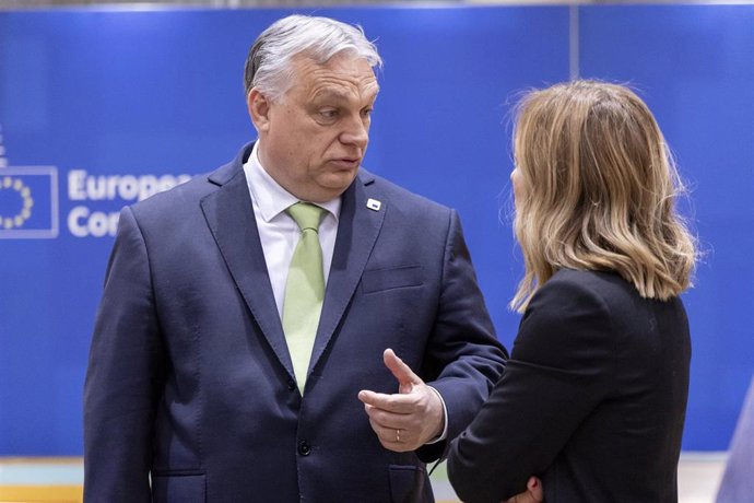 El primer ministro de Hungría, Viktor Orbán, y la primera ministra de Italia, Giorgia Meloni, hablan en Bruselas