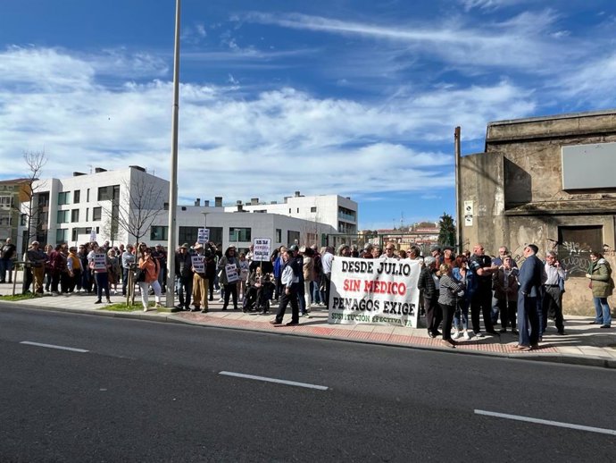 Vecinos de Penagos concentrados por la falta de médico en su consultorio