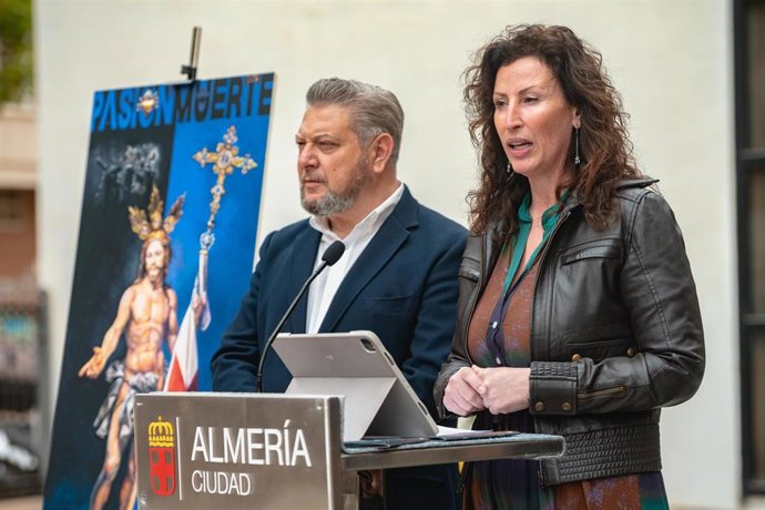 La alcaldesa de Almería, María del Mar Vázquez, presenta la Semana Santa de 2024 junto al concejal de Cultura, Diego Cruz.