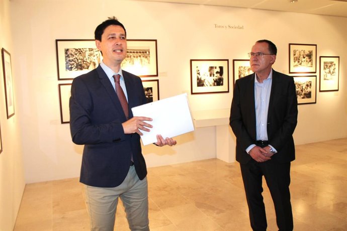 El comisario de la exposición, Raúl Alonso, junto al subdelegado del Gobierno en Zamora, Ángel Blanco.