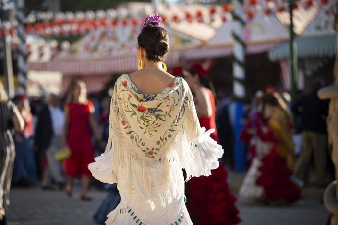 Archivo - Imagen de recurso de una mujer vestida de flamenca en el real de la Feria.