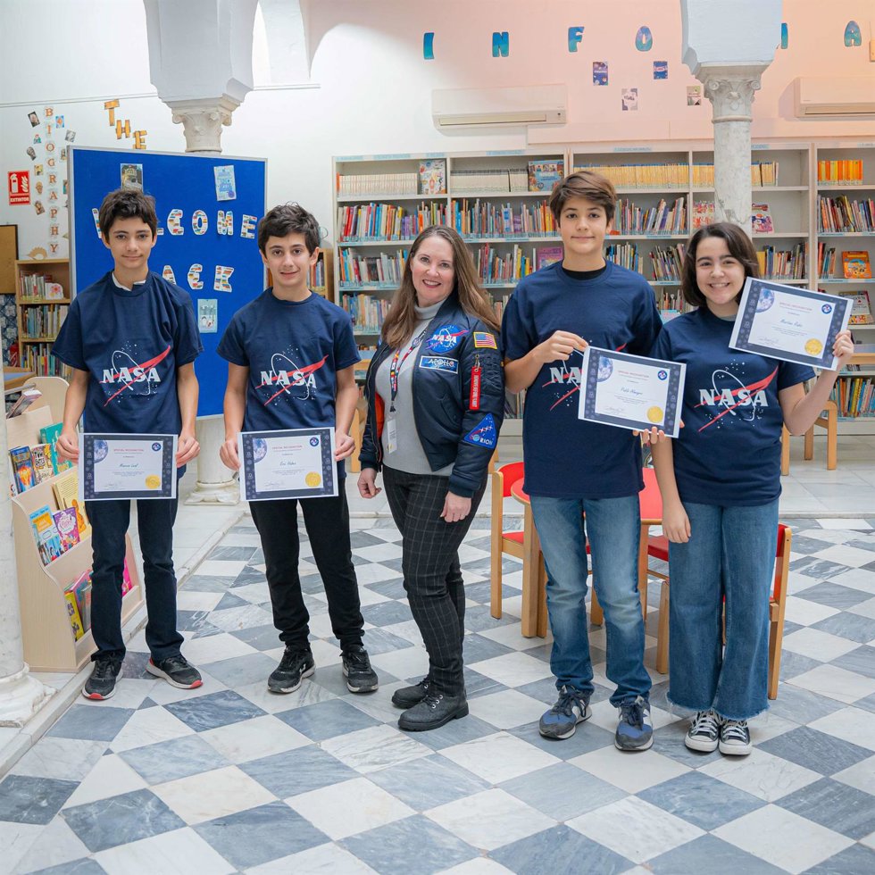 Entrega del premio de Mención Especial del Jurado al proyecto 'ICY Mission', que los estudiantes consiguieron en el NASA Space APP Challenge