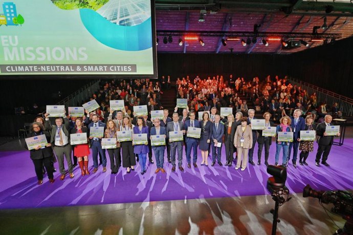 Barcelona recoge el reconocimiento de "ciudad-misión" de la Comisión Europea en un acto en Bruselas.