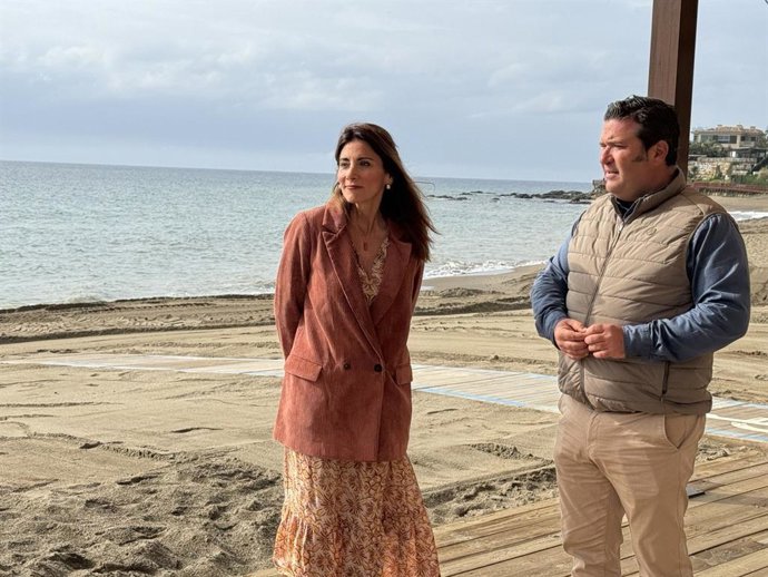 La alcaldesa de Mijas (Málaga), Ana Mata, acompañada del edil de Playas, Daniel Gómez.