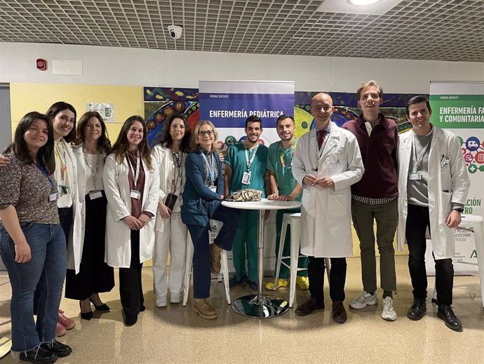 Algunos de los futuros especialistas, con Triviño (3º dcha.), en su visita al Hospital Reina Sofía.