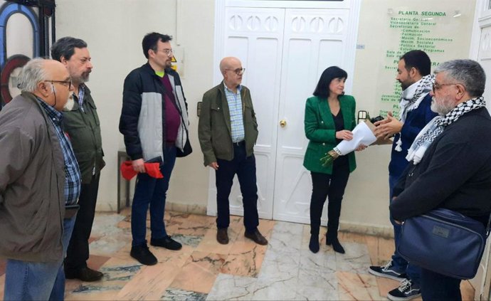 Miembros de la plataforma Jaén con Palestina entregan el ramo de rosas negras a Francisca Medina.