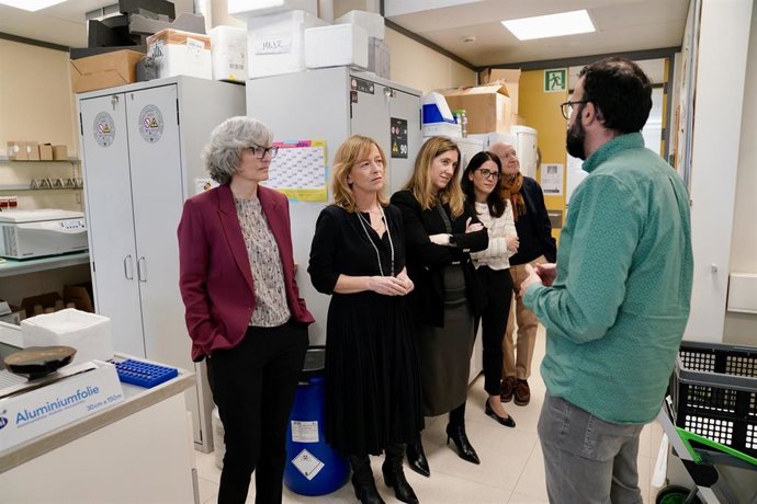 La diputada general de Gipuzkoa visita las instalaciones de CIC biomaGUNE para conocer sus proyectos