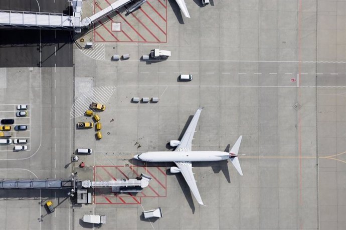 Archivo - Vista aérea de un aeropuerto y un avión.