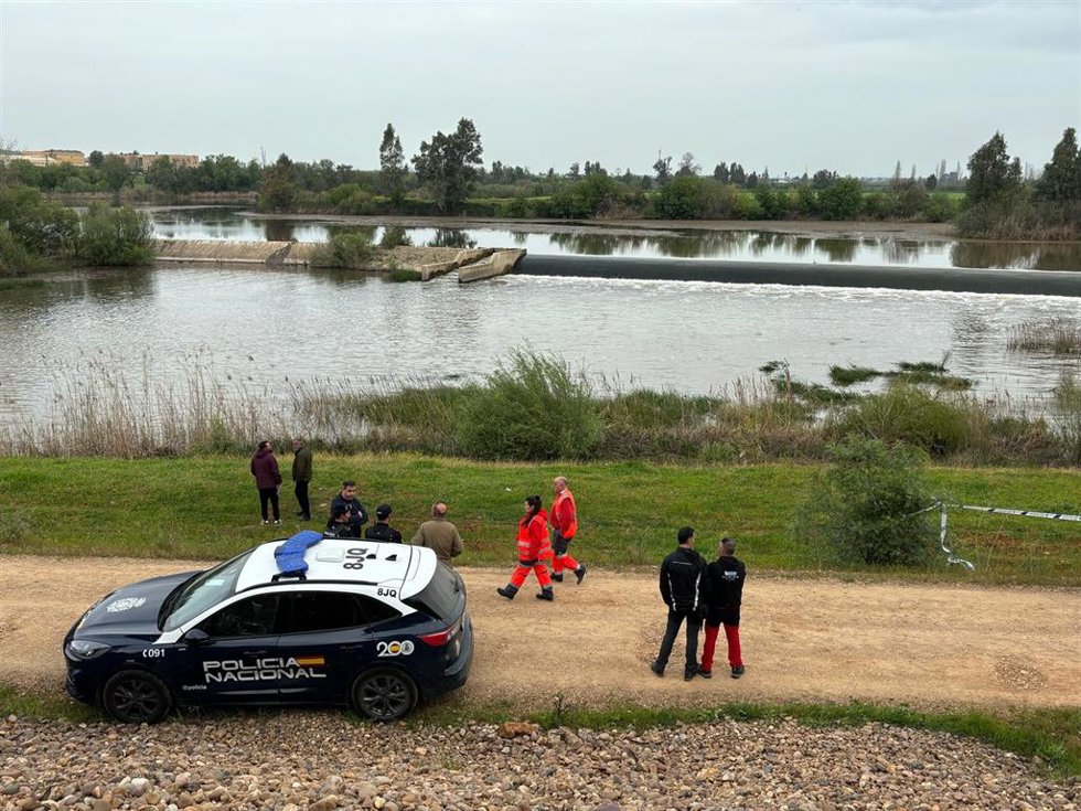 Imagen del dispositivo de búsqueda del menor desaparecido en el Guadiana a su paso por Badajoz