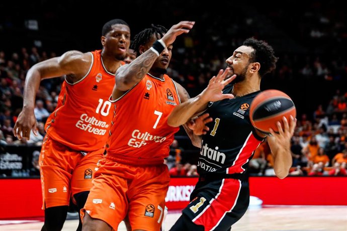 Archivo - Chris Jones of Valencia Basket and Nigel Williams-Goss of Olympiacos in action during Turkish Airlines Euroleague basketball match between Valencia Basket and Olympiacos Piraeus at Wizink Center on February 08, 2024,  in Valencia, Spain.