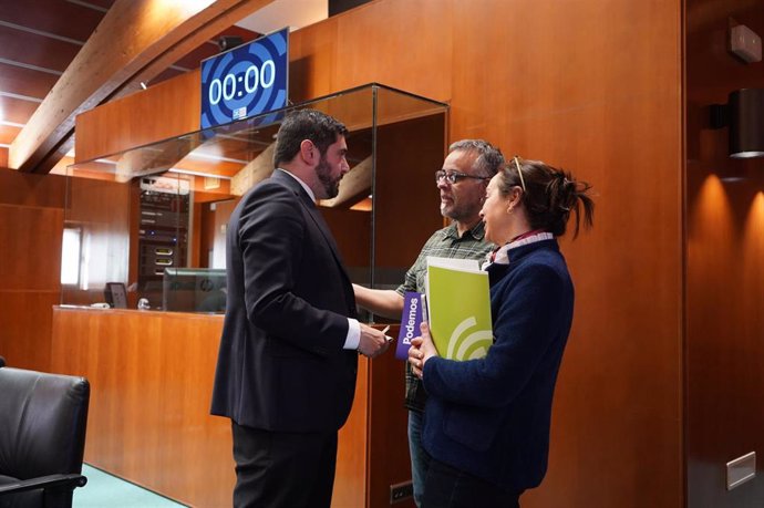 El vicepresidente primero del Gobierno de Aragón, Alejandro Nolasco, conversa con los diputados Carmen Rouco (VOX) y Andoni Corrales (Podemos).