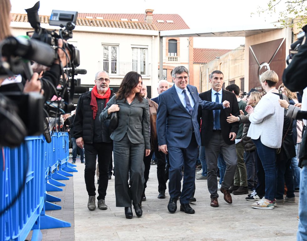 El expresidente de la Generalitat y eurodiputado de Junts, Carles Puigdemont, llega al Ayuntamiento de Elna (Francia) acompañado de su mujer, Marcela Topor, donde se celebra la conferencia para anunciar si es el candidato de Junts a las elecciones del 1