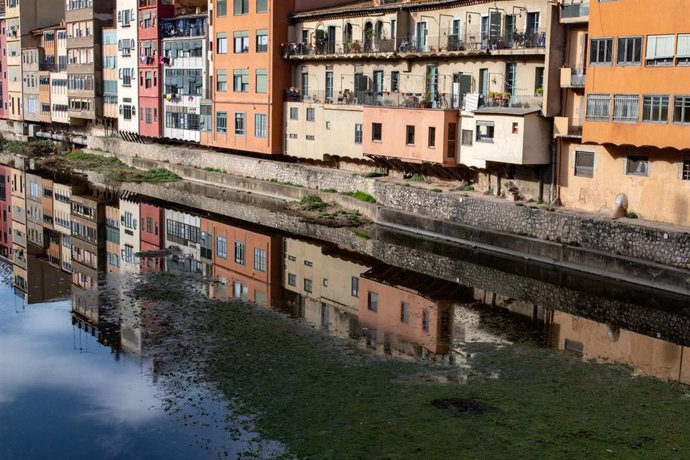 Archivo - Vista del río Onyar a su paso por Girona.