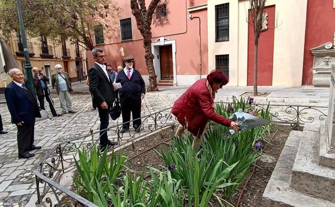 Ofrenda florarl por el Día Mundial del Teatro