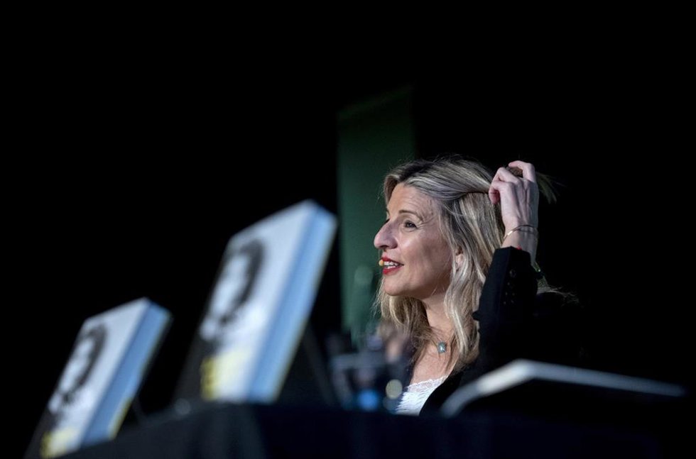 La vicepresidenta segunda y ministra de Trabajo y Economía Social, Yolanda Díaz, durante la presentación del libro La mujer volcán de Carla Antonelli, en el Centro Cultural El Pozo del Tío Raimundo, a 15 de marzo de 2024, en Madrid (España). 