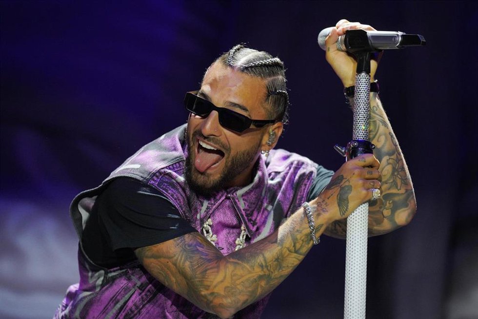 Archivo - Imagen de archivo del cantante Maluma durante una actuación en el festival de O Son do Camiño.