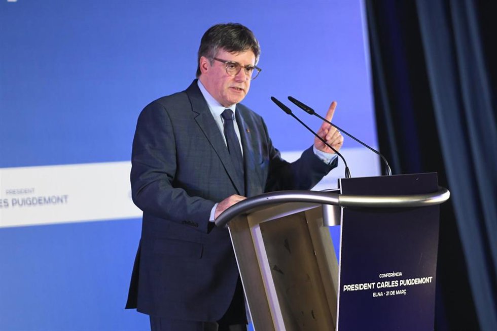 El expresidente de la Generalitat y eurodiputado de Junts, Carles Puigdemont, comparece ante los medios, en Mairie d'Elne (Ayuntamiento de Elna), a 21 de marzo de 2024, en Elna (Francia). Puigdemont ha anunciado que va a ser el candidato de Junts para l