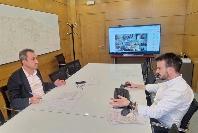 El consejero de Ordenación de Territorio, Urbanismo, Vivienda y Derechos Ciudadanos, Ovidio Zapico, (izqda.) y el director general de Vivienda, Daniel Sánchez.