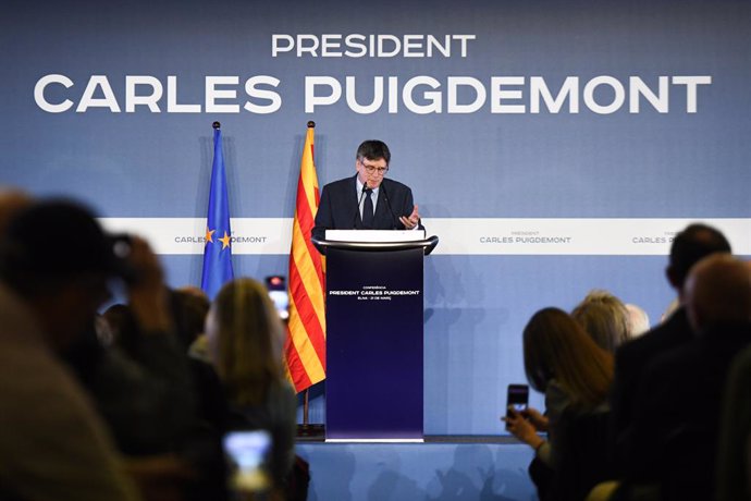 L'ex-president de la Generalitat i eurodiputat de Junts, Carles Puigdemont, compareix davant dels mitjans, en Mairie d'Elne (Ajuntament d'Elna), a 21 de març de 2024, en Elna (França). Puigdemont ha anunciat que va a ser el candidat de Junts per les