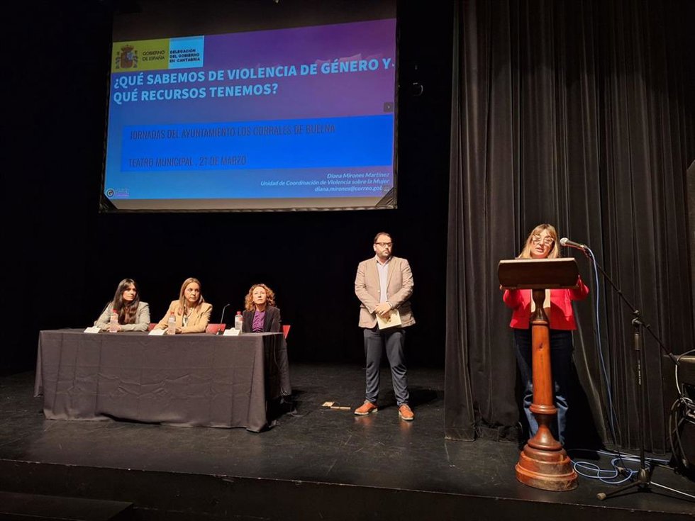 La delegada del Gobierno en Cantabria, Eugenia Gómez de Diego, en la Jornada sobre Violencia de Género en Los Corrales de Buelna