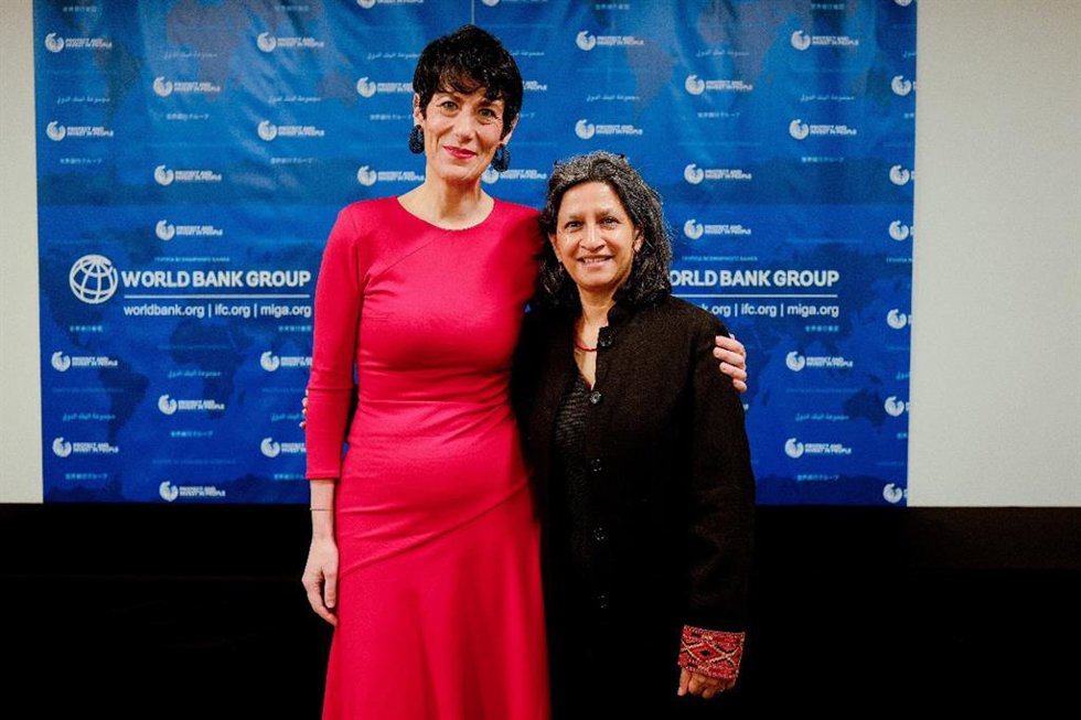 La ministra de Inclusión, Seguridad Social y Migraciones, Elma Saiz (i), y la directora de Protección Social y Empleo del Banco Mundial, Iffath Sharif (d).