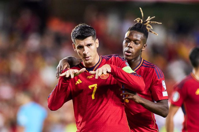 Archivo - Alvaro Morata y Nico Williams celebran un gol con la selección española