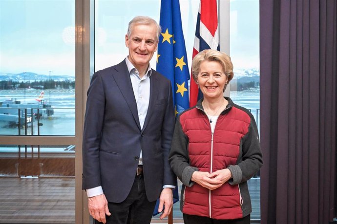 Archivo - El primer ministro de Noruega, Jonas Gahr Store (i), y la presidenta de la Comisión Europea, Ursula von der Leyen (d), en una imagen de 2023.