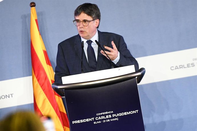 El expresidente de la Generalitat y eurodiputado de Junts, Carles Puigdemont, durante una conferencia, en Mairie d'Elne (Ayuntamiento de Elna), a 21 de marzo de 2024, en Elna (Francia). Puigdemont ha anunciado que va a ser el candidato de Junts para las