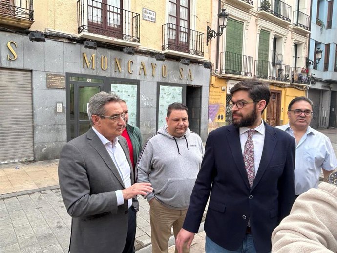Concejales del grupo municipal de VOX en el Ayuntamiento de Zaragoza han visitado, junto a varios vecinos de la zona de El Gancho, cuatro posibles locales donde ubicar la futura Comisaría de la Policía Local, en esta zona del Casco Histórico