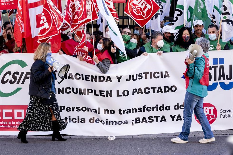 Archivo - Un grupo de personas se concentra con megáfonos, pancartas y banderas frente al Ministerio de Justicia ante el "bloqueo" de la subida salarial para el personal de la Administración pública