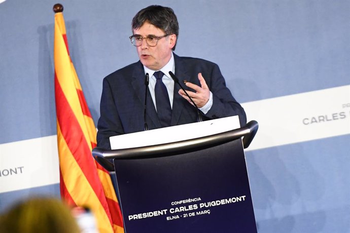 L'ex-president de la Generalitat i eurodiputat de Junts, Carles Puigdemont, durant una conferència, en Mairie d'Elne (Ajuntament d'Elna), a 21 de març de 2024, en Elna (França). Puigdemont ha anunciat que va a ser el candidat de Junts per les 