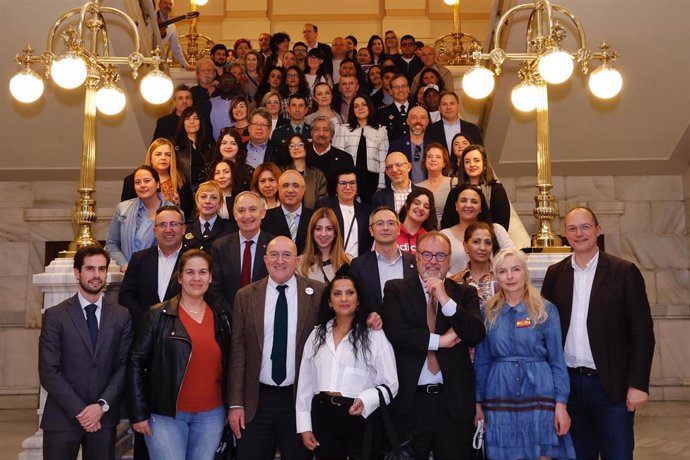 Foto de familia tras el acto celebrado en la Casa Consistorial de Valladolid con motivo del Día Internacional para la Eliminación de la Discriminación Racial y Étnica