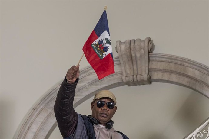 Un activista con una bandera de Haití