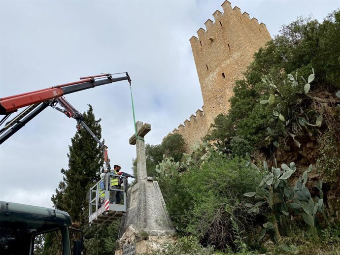 Momento de la retirada de la cruz franquista de la explanada de la Torre de Sant Miquel de Artà.