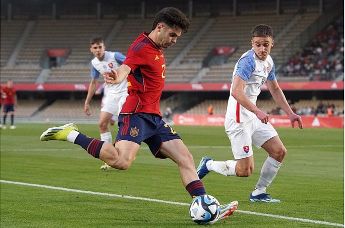 Fran Pérez intenta un centro durante el encuentro entre las selecciones Sub-21 de España y Eslovaquia