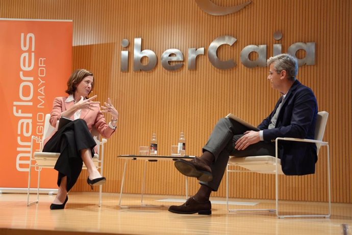 La presidenta de la AEB, Alejandra Kindelán, y el director de Heraldo de Aragón, Mikel Iturbe, durante el encuentro 'Ciclo Aragón. Aprendiendo de los Mejores'