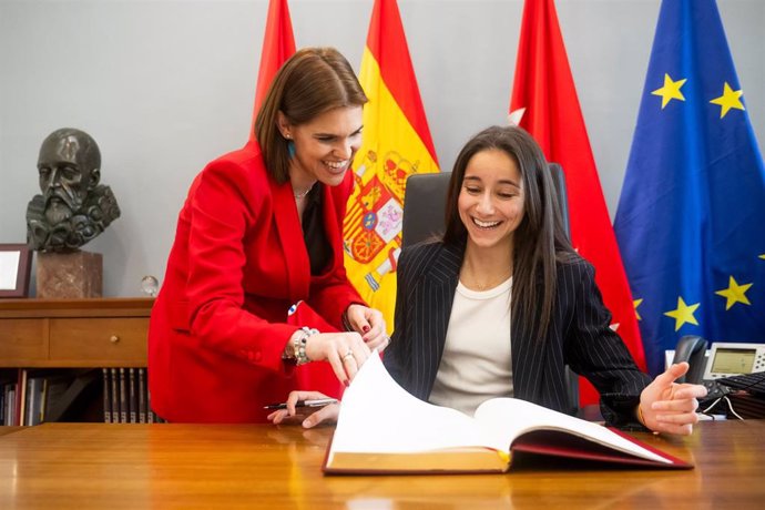 La taekwondista y medallista olímpica Adriana Cerezo firma en el Libro de Honor de la Ciudad