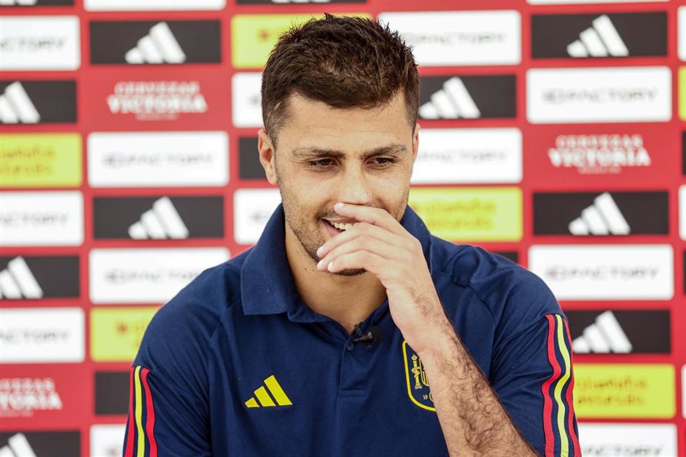 Archivo - Rodri Hernandez attends to the media during the Spain Team concentration at Ciudad del Futbol on September 06, 2023, in Las Rozas, Madrid, Spain.