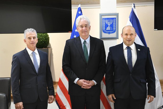 Archivo - HANDOUT - 11 August 2021, Israel, Tel Aviv: Israeli Prime Minister Naftali Bennett (R) and Mossad Director David Barnea (L) receive CIA Director William Burns prior to their meeting at The Kirya complex in Tel Aviv. Photo: Amos Ben Gershom/GPO