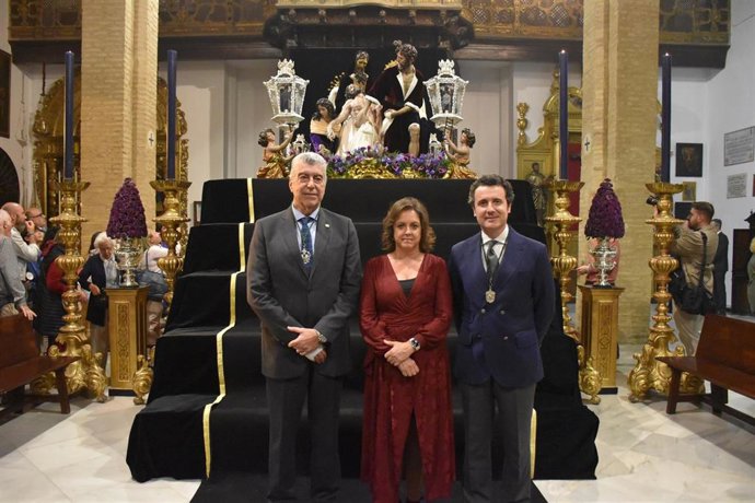 La consejera de Salud y Consumo de la Junta de Andalucía, Catalina García, durante su visita a la Parroquia de San Andrés.