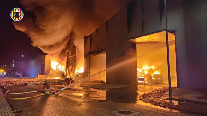 Bombero trabajando en el incendio de la empresa de Aielo