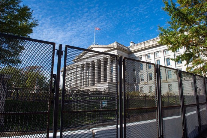 Archivo - 03 November 2020, US, Washington: A gerenal view of the fence installed to surround the building of the US Treasury Department in anticipation of riots or protests on the day of the US Presidential election. Photo: Andrej Sokolow/dpa