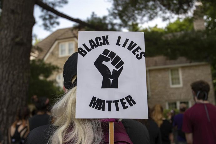 Archivo - Un cartel de protesta de Black Lives Matter en Kansas, Florida