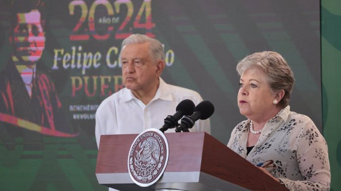 La ministra de Exteriores de México, Alicia Bárcena, y el presidente mexicano, Andrés Manuel López Obrador